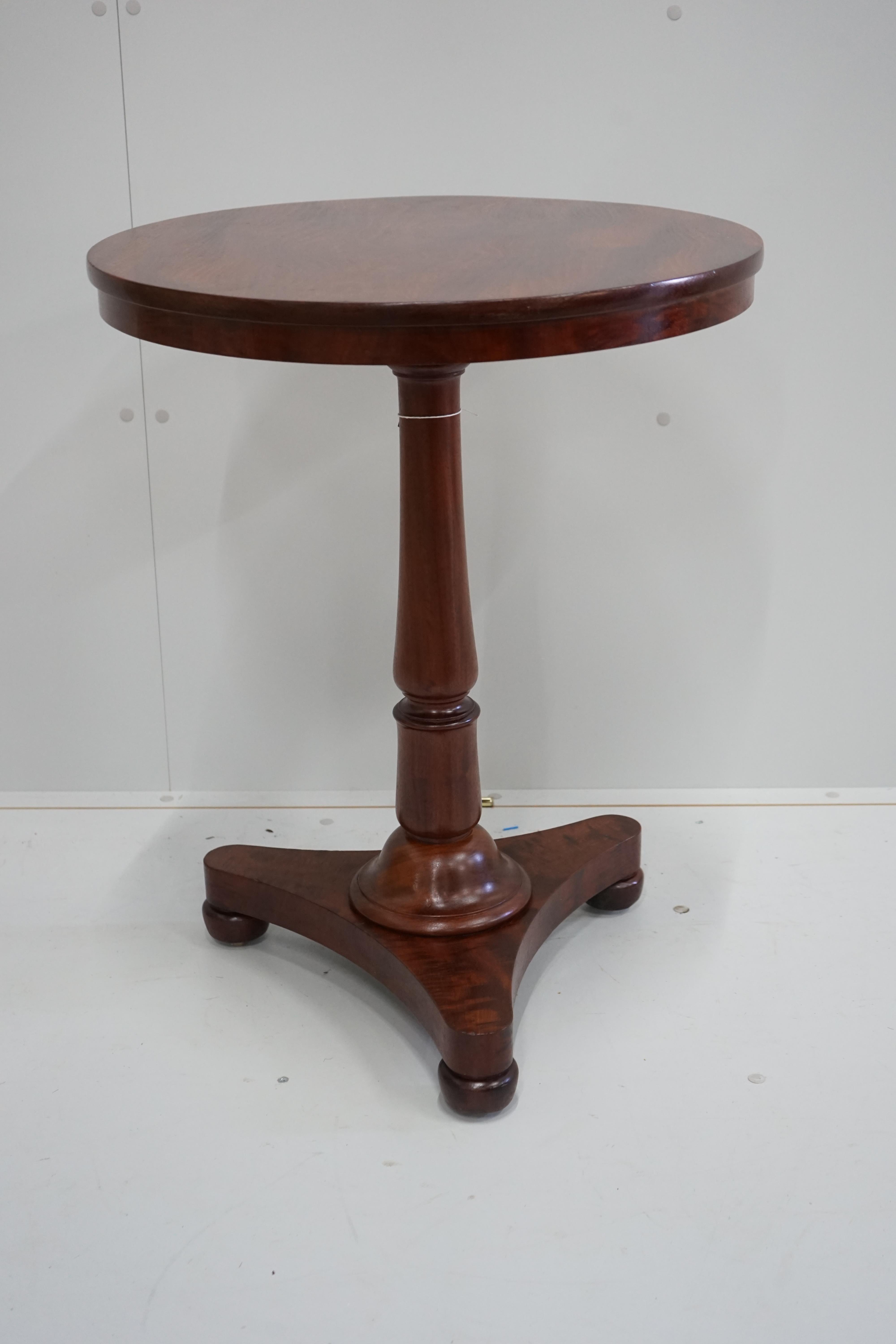 A Victorian mahogany circular wine table, diameter 58cm, height 73cm